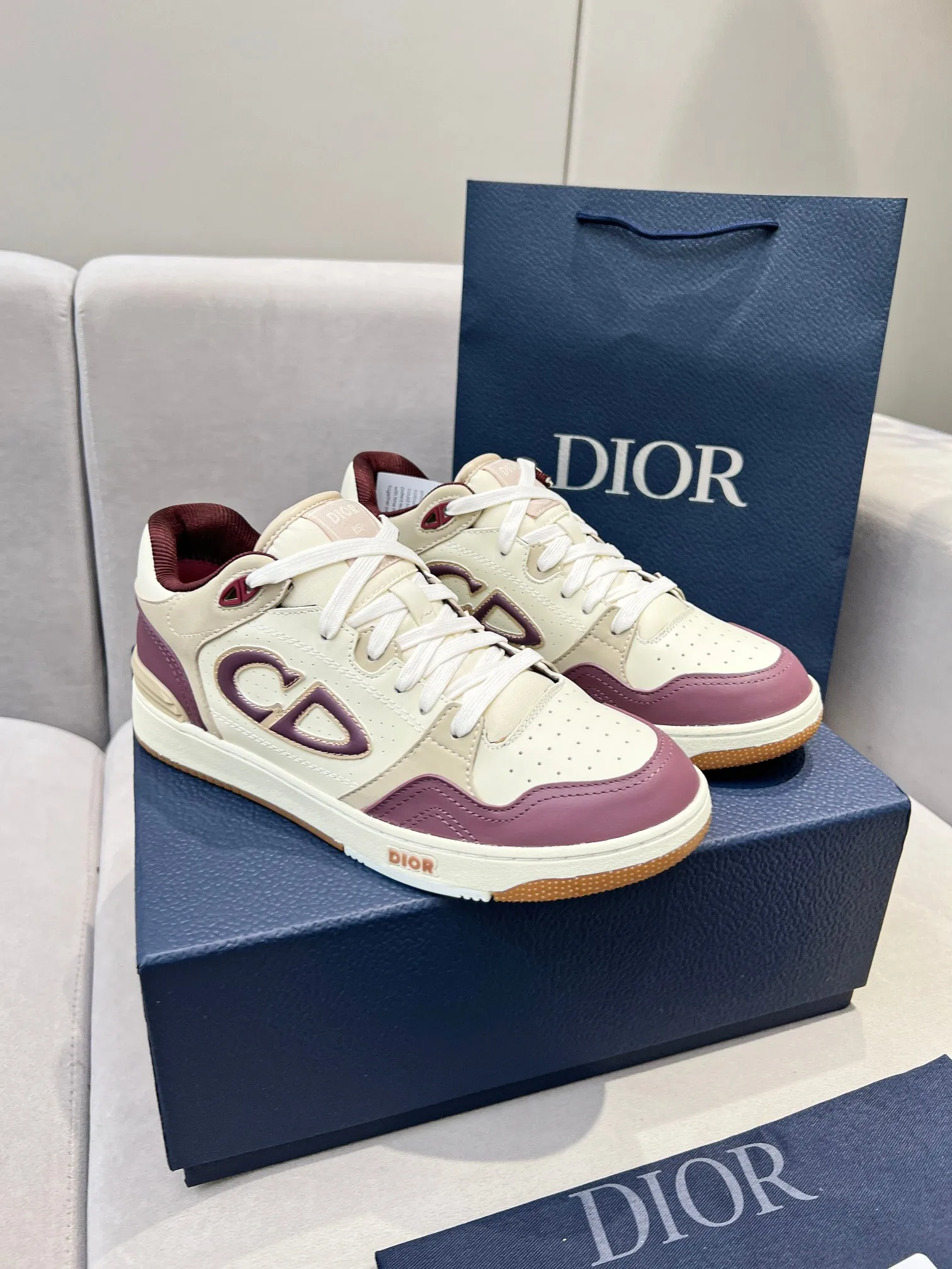 Men's Men's Shoes 💰600 Dior DiorB57 top version of low-top sneakers! ! ! Green with beige smooth first-layer cowhide, fully oiled edges, T men's shoes 💰U outsole.  The 2024 autumn men's wear series has made a wonderful debut, a new classic item launched by Dior. Crafted from smooth first-grain cow leather in vibrant green and beige, it's accented with tonal Oblique embossed labels on the sides. The distinctive laces of the same color match the color of the shoe body, and the opening and closing are decorated with various classic details on the tongue, sole and back side to enhance the style. The eyelet details, upper stitching and heel strip panels of the same color highlight the dynamic charm of its sports style. Exclusive two-color molded T men's shoes 💰U outsole is light, comfortable, non-slip and wear-resistant, the mesh lining and feet are customized with original colors, soft and breathable. Exquisite production technology highlights the grade, and can be matched with all kinds of clothing to create a refined look.